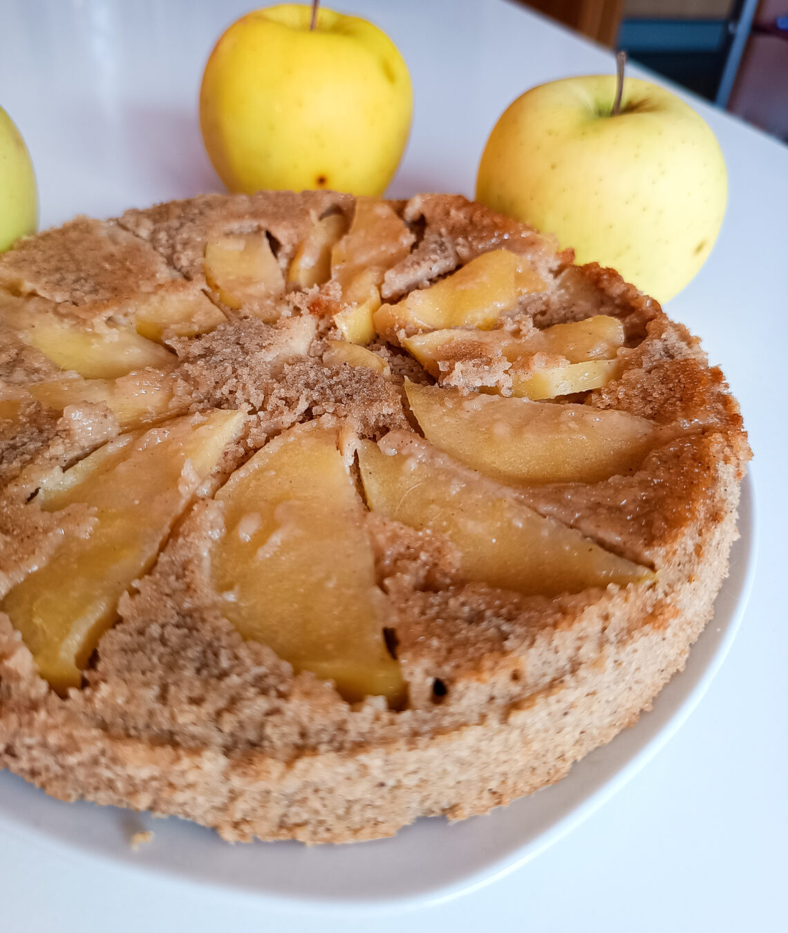 Apple and cinnamon upside down cake